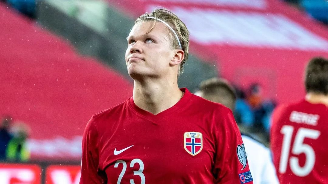 姆巴佩将带着一根手指骨折比赛，他的坚韧精神点燃球迷热情