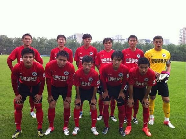 法兰克福客胜后球迷区突发火情，还有球迷从高处坠落后被送医