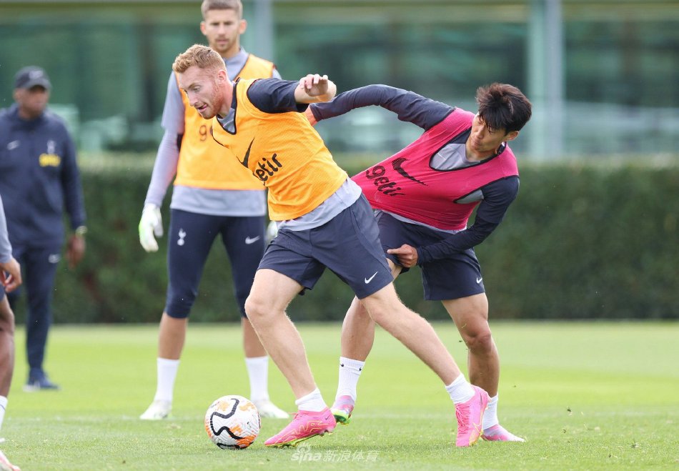 传记作者：莱万曾不满哈维的训练，他在波兰和拜仁都曾施压换帅