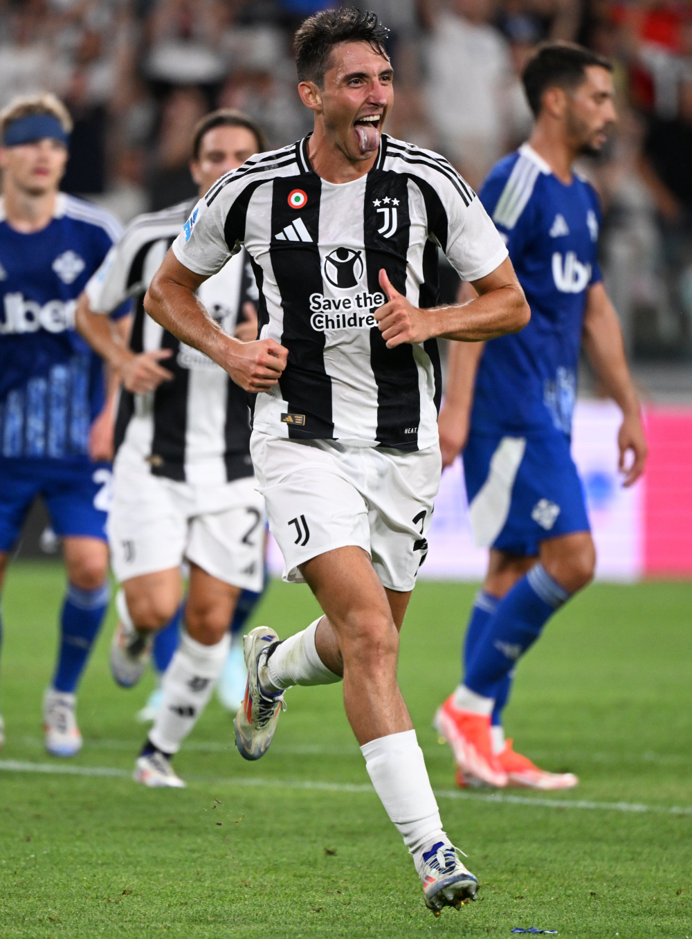 混团世界杯：日本队全场被中国观众针对，张本智和的表情亮了！